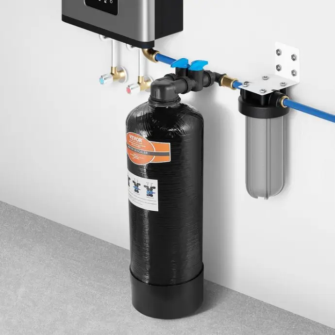 Système de traitement anti-calcaire VEVOR installé sur une plomberie domestique, avec filtre et raccords muraux