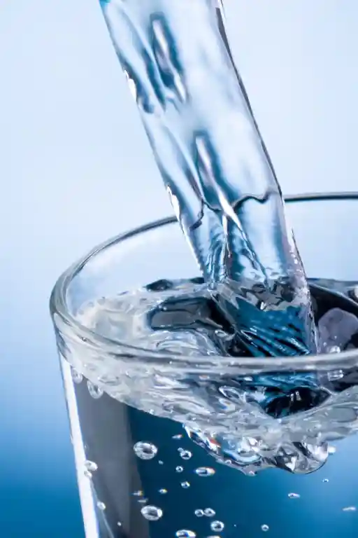 Osmoseur domestique installé sous un évier pour une eau pure au robinet